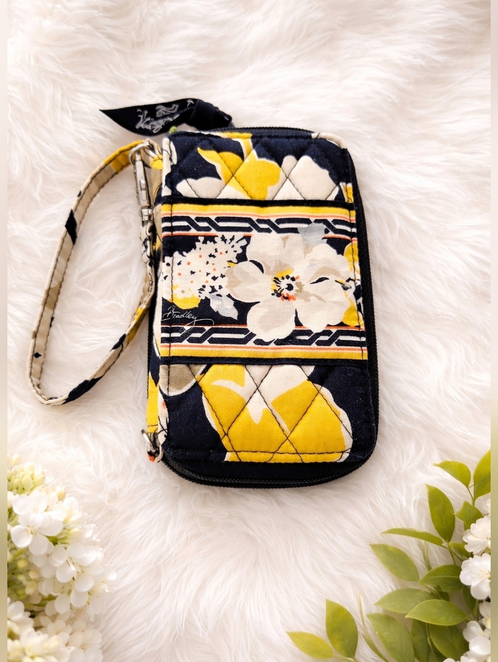 NWT Vera Bradley Retired Dogwood Wristlet Wallet Quilted Zip Case Floral - Picture 2 of 3